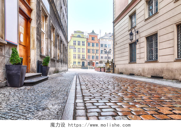 一条空旷的城市小路波兰格但斯克的一条空荡荡的老欧洲街道